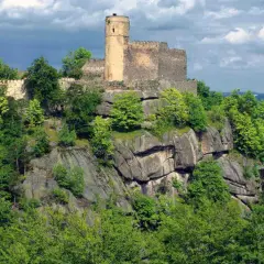 Zamek Chojnik na skalistym wzgórzu, otoczony zielenią. Sprawdź zamek Chojnik cennik biletów i zaplanuj wycieczkę.