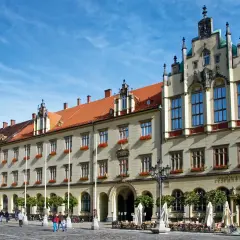Rynek we Wrocławiu, z piękną kamienicą i kawiarnianymi ogródkami. Ciekawostki o Wrocławiu czekają na odkrycie!