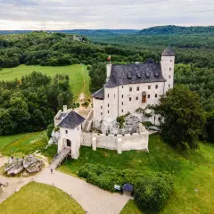 Zamek Bobolice, malowniczo położony wśród lasów. Sprawdź cennik zwiedzania i zaplanuj wizytę w tym historycznym miejscu.
