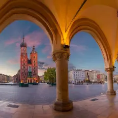 Krakowski Rynek Główny o zmierzchu, z Sukiennicami i Kościołem Mariackim w tle. Jedno z najpiękniejszych miejsc w Polsce.