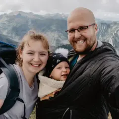 Rodzina na szlaku w górach. Czy czerwone wierchy to trudny szlak? Z dzieckiem w nosidle, z uśmiechem zdobywają szczyty.