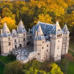 Piękny zamek w jesiennej scenerii, jeden z wielu zamków w Polsce do zwiedzania.