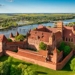Imponujący zamek w Malborku, największa ceglana twierdza świata. Poznaj zamek w Malborku ciekawostki i jego historię.