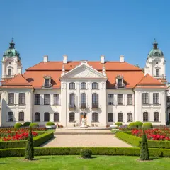Pałac w Kozłówce z pięknymi ogrodami, fontanną i kwitnącymi różami. Wspaniałe kozłówka atrakcje zachwycają o każdej porze roku.