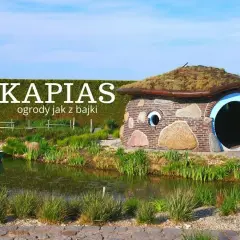 Ogrody Kapias jak z bajki, z domkiem hobbitów i łódką. Sprawdź ogrody kapias cena biletu.