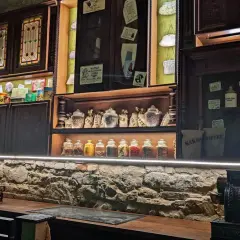 Stare półki z herbatą, kawą i słodyczami, jak w sklepie na Rzeszów Rynek. W tle zabytkowa kasa.