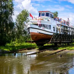 Statek "Birkut" na pochylni na Kanale Elbląskim. Sprawdź cennik atrakcji!