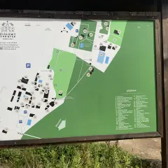 Mapa Ziołowego Zakątka Koryciny z legendą atrakcji, w tym domków, pracowni i ogrodów. Idealne miejsce na wycieczkę i poznawanie lokalnych skarbów.
