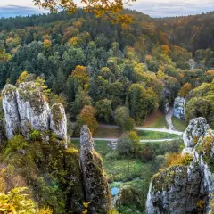 Ojcowski Park Narodowy gdzie zacząć? Jesienny krajobraz z wapiennymi skałami i lasem w tle.