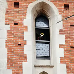Trębacz gra hejnał mariacki z okna wieży.
