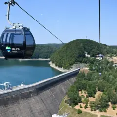 Kolejka linowa Solina z widokiem na zaporę i jezioro. Sprawdź solina kolejka linowa cennik, by zaplanować wycieczkę.