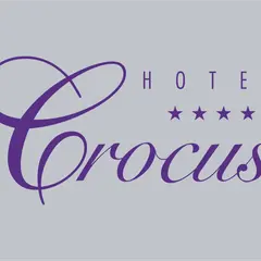 Eleganckie logo hotelu Crocus z fioletowym napisem i trzema gwiazdkami.