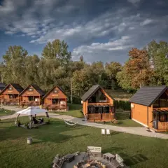 Urocze, tanie domki w górach, otoczone zielenią i drzewami. Idealne miejsce na wypoczynek.