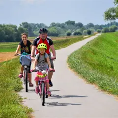 Rodzina cieszy się jazdą na rowerach po malowniczych trasach rowerowych Małopolska.