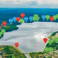 Widok lotniczy na zbiornik Pogoria III z zaznaczonymi atrakcjami: plaże, restauracje, trasy rowerowe, sporty wodne i miejsca rekreacji.