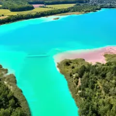Turkusowe jezioro i różowe plaże tworzą krajobraz jak z Malediwów w Polsce.