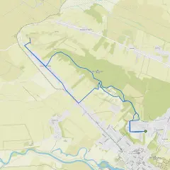 Mapa turystyczna z zaznaczonymi szlakami pieszymi w Górach Świętokrzyskich. Trasa prowadzi przez malownicze tereny, w tym okolice Góry Pińczowskiej.