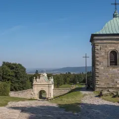 Kamienna wieża i zabytkowa brama na święty krzyż trasie. Widok na dolinę i lasy.