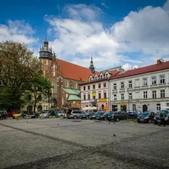 Rynek w krakowskiej dzielnicy żydowskiej z kościołem Mariackim w tle.