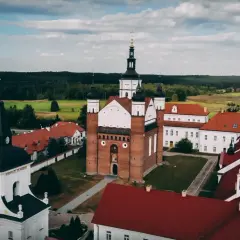 Klasztor w Supraślu, jedna z pereł Podlasia, to wspaniałe miejsce, które warto odwiedzić, planując wycieczkę po atrakcjach Białegostoku i okolic.