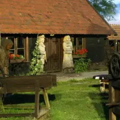 Stopka skansen: odkryj wyjątkowe atrakcje i smaki w rożnie