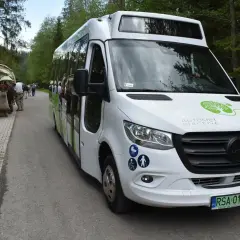 Elektryczny meleks na drodze do Morskiego Oka. Cennik przejazdu jest dostępny dla turystów.