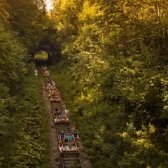 Wycieczka drezyną przez las to świetny pomysł, gdzie jechać na weekend na Podkarpaciu. Malownicza trasa i zielone otoczenie.