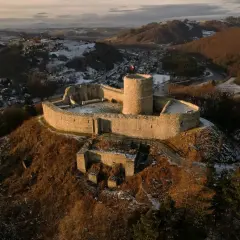 Ruiny zamku na wzgórzu, z widokiem na ośnieżoną dolinę i miasteczko. Wspaniałe rytro atrakcje dla miłośników historii.