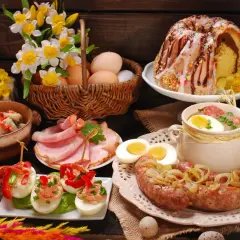 Wielkanocny stół ugina się od pyszności: biała kiełbasa, jajka faszerowane, chrzan, wędlina, babka drożdżowa i żurek.