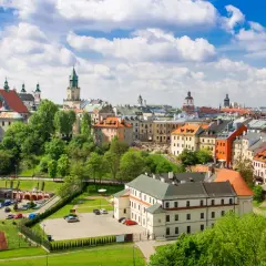 Malowniczy widok na Lublin, gdzie zabytkowa architektura i zieleń tworzą niepowtarzalne lubelszczyzna atrakcje.