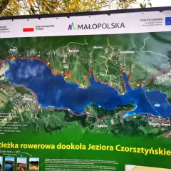 Mapa szlaku rowerowego wokół Jeziora Czorsztyńskiego z zaznaczonymi trasami i miejscowościami.