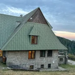 Bacówka pod Trójgarbem: Historia, kontrowersje i przyszłość schroniska