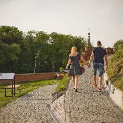Para idzie ścieżką na Kopiec Kościuszki. Ile się wchodzi, zależy od kondycji, ale widok wynagradza wysiłek.
