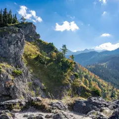 Słoneczny dzień, skaliste zbocze i lasy Tatr. Widok z wejścia na Nosal zapiera dech w piersiach.
