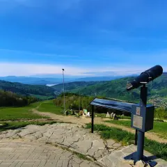 Góra Żar oferuje wspaniałe widoki i atrakcje. Lornetka na szczycie zaprasza do podziwiania panoramy Beskidów i Jeziora Żywieckiego.