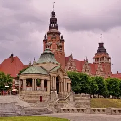 Imponujący budynek z wieżami i zielonym pawilonem, wspaniały widok na szczecin stare miasto.