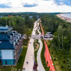Nowoczesna promenada w Świnoujściu oferuje liczne atrakcje: ścieżki rowerowe, spacerowe, tereny zielone i widok na morze.