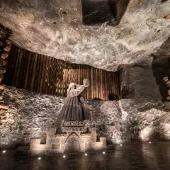 Rzeźba Kopernika w kopalni soli w Wieliczce. Podziemne komory kopalni, drewniane podpory i solne ściany tworzą niezwykłą atmosferę.