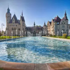 Zamek Moszna z fontannami, jedna z największych atrakcji Opolszczyzny, zaprasza do podziwiania swojej architektury.