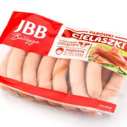Opakowanie parówek cielęcych JBB Bałdyga, polecanych dzieciom. Delikatne parówki cielęce w przezroczystej folii.