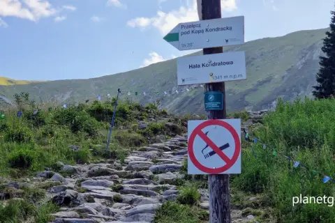Kamienisty szlak prowadzi na Halę Kondratową. Znaki wskazują drogę na Przełęcz pod Kopą Kondracką.