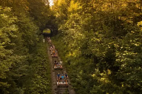 Wycieczka drezyną przez las to świetny pomysł, gdzie jechać na weekend na Podkarpaciu. Malownicza trasa i zielone otoczenie.
