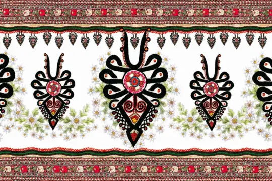 Wzór inspirowany góralską parzenicą, z czarnymi, stylizowanymi ornamentami na tle kwitnących stokrotek i bogatymi haftowanymi pasami.