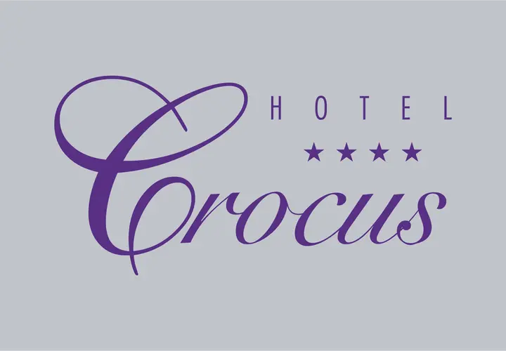 Eleganckie logo hotelu Crocus z fioletowym napisem i trzema gwiazdkami.