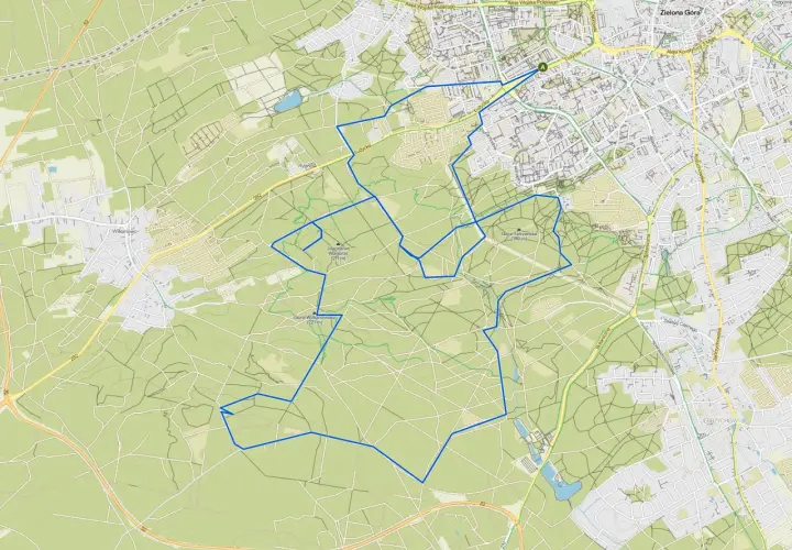 Mapa turystyczna z zaznaczoną trasą rowerową wokół Zielonej Góry. Szlak prowadzi przez tereny leśne i pagórkowate, mijając wzgórza takie jak Góra Wilkanowska.