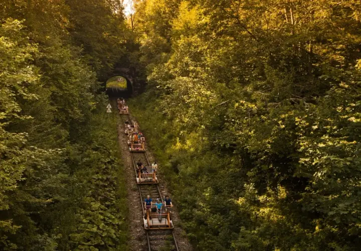Wycieczka drezyną przez las to świetny pomysł, gdzie jechać na weekend na Podkarpaciu. Malownicza trasa i zielone otoczenie.