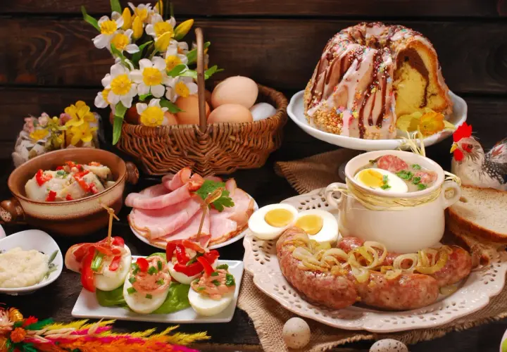 Wielkanocny stół ugina się od pyszności: biała kiełbasa, jajka faszerowane, chrzan, wędlina, babka drożdżowa i żurek.