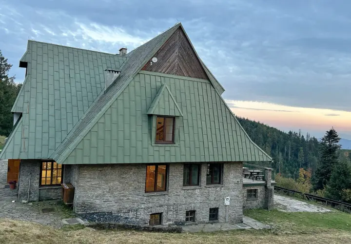 Bacówka pod Trójgarbem: Historia, kontrowersje i przyszłość schroniska