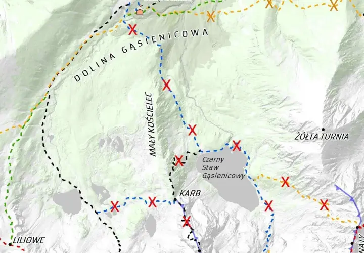 Mapa szlaków turystycznych w Dolinie Gąsienicowej. Widoczne oznaczenia szlaków, jeziora i punkty orientacyjne.