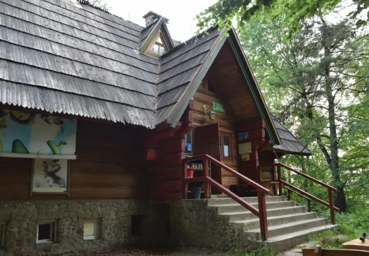 Bacówka PTTK w Bartnem - idealne miejsce na górski wypoczynek